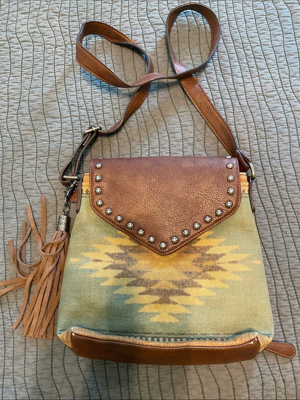 Blazin Roxx Tan Leather Trim Southwestern Pattern Crossbody